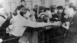 Obóz w Pruszkowie - rozdawanie chleba wypędzonym mieszkańcom Warszawy. Wrzesień 1944 r. Fot. NAC