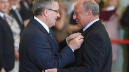 Prezydent Bronisław Komorowski odznaczył aktora Piotra Fronczewskiego. Fot. PAP/J. Turczyk