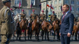 Prezydent Andrzej Duda przyjmuje meldunek od szefa Sztabu Generalnego WP gen. Mieczysława Gocuła. Fot. PAP/M. Obara 