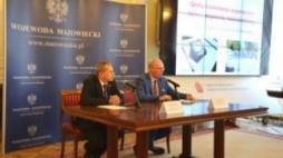 Sekretarz ROPWiM A. Kunert i wojewoda J. Kozłowski na konferencji prasowej. Źródło: Mazowiecki Urząd Wojewódzki