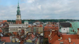 Poznań: Widok ze strychu Fary na ulicę Świętosławską i ratusz miejski. Fot. PAP/J. Kaczmarczyk