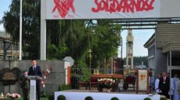 Prezydent Andrzej Duda przed bramą główną Stoczni Szczecińskiej. Fot. PAP/M. Bielecki