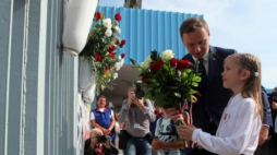 Prezydent A. Duda złożył kwiaty pod bramą Nr 2 Stoczni Gdańskiej. Fot. PAP/P. Wittman 