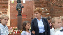 Beata Szydło z dziećmi z Placówki Opiekuńczo-Wychowawczej w Kętach przed Pomnikiem Małego Powstańca. Fot. PAP/M. Obara