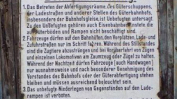 Fragment odnalezionej tablicy z czasów istnienia KL Auschwitz. Fot. Marek Księżarczyk