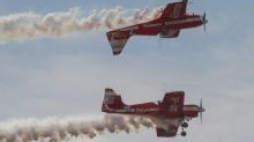 Pokaz grupy Żelazny podczas Air Show Radom 2015. Fot. PAP/M. Walczak