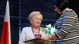 Medal przyznany Walerii i Stanisławowi Jakubowskim odbiera z rąk ambasadora Izraela córka, Sabina Turek. Fot. PAP