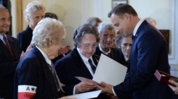 Prezydent A. Duda wręczył awanse na wyższe stopnie oficerskie uczestniczkom powstania warszawskiego. Fot. PAP/J. Turczyk