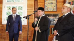 Prezydent Andrzej Duda podczas spotkania w Bohonikach z przedstawicielami społeczności tatarskiej. Fot. PAP/A. Reszko