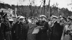 Adolf Hitler zwiedza zdobytą polską placówkę na Westerplatte. 09.1939 r.  Fot. PAP/CAF/Reprodukcja