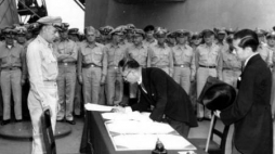 Podpisanie na okręcie „Missouri” w Zatoce Sagami aktu kapitulacji Japonii. 02.09.1945. Źródło: Wikimedia Commons