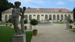 Budynek Starej Oranżerii w Łazienkach Królewskich w Warszawie. Fot. PAP/R. Pietruszka