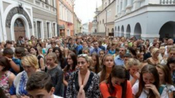 Uczniowie polskich szkół na Litwie wraz z rodzicami przed Kaplicą Ostrobramską w Wilnie. 02.09.2015. Fot. PAP/M. Obara