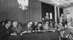 Gdańsk 1980 r. Podpisanie porozumień ze strajkującymi. Fot.PAP/CAF/Z. Trybek