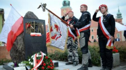 Złożenie kwiatów przed Pomnikiem Katyńskim w Warszawie, na zakończenie XV Rajdu Katyńskiego. Fot. PAP/J. Turczyk