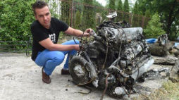 Michał Antczak ze Stow. Eksploracyjnego "Sakwa" z fragmentami samolotu PE-2. Fot. PAP/G. Michałowski