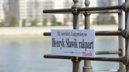 Znak wskazujący na nadanie imienia Henryka Sławika części wybrzeża Dunaju w Budapeszcie Fot.PAP/EPA/Noemi Bruzak