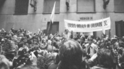 Wstępna rejestracja NSZZ "S". Manifestacja przed budynkiem sądu w stolicy. 24.10.1980. Foto: Fotorzepa, Jakub Ostałowski