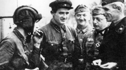 Agresja sowiecka na Polskę. Niemieccy i sowieccy żołnierze na linii demarkacyjnej. 17.09.1939. Fot. PAP/CAF/Reprod.