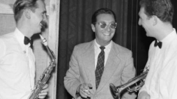 Leopold Tyrmand z muzykami na Festiwalu Jazzowym w Sopocie w 1957 r. Fot. PAP/CAF