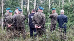 Rekonesans wojska w okolicach 65. kilometra trasy łączącej Wrocław z Wałbrzychem. Fot. PAP/W. Kamiński