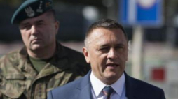Wojewoda dolnośląski Tomasz Smolarz i płk Artur Talik. Fot. PAP/A. Koźmiński
