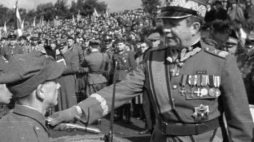 Promocja oficerska z udziałem marszałka M. Roli-Żymierskiego. Łódź 1947. Fot. PAP/CAF/W. Kraska