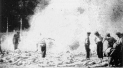 Palenie zwłok Żydów przez Sonderkommando w KL Auschwitz-Birkenau. Fot. IPN