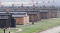 Drewniane baraki dawnego niemieckiego obozu KL Auschwitz II-Birkenau. Fot. PAP/J. Bednarczyk