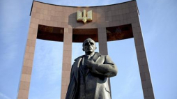 Pomnik Stepana Bandery we Lwowie na Ukrainie Fot.PAP/Darek Delmanowicz