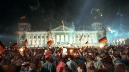Uroczystości przed gmachem Reichstagu w Berlinie. 3 października 1990 r. Fot. PAP/EPA