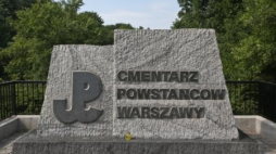 Cmentarzu Powstańców Warszawy. Fot. PAP/R. Guz