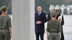 Prezydent A. Duda składa kwiaty pod Krzyżem Papieskim. Fot. PAP/J. Turczyk