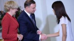 Prezydent Andrzej Duda z małżonką Agatą Kornhauser-Dudą oraz jedna z finalistek - Kate Liu. Fot. PAP/J. Turczykcz