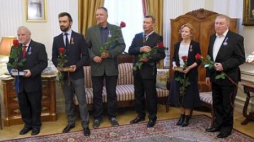 Odznaczeni medalami artyści Teatru Narodowego Fot.PAP/Radek Pietruszka