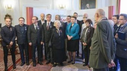Minister Małgorzata Omilanowska i odznaczeni medalami "Gloria Artis" Fot.PAP/Jakub Kamiński