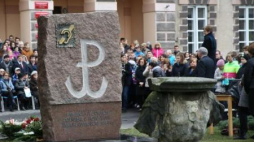 Uroczystość odsłonięcia pomnika poświęconego pamięci głuchych żołnierzy Armii Krajowej. Fot. PAP/R. Guz
