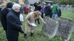 Ceremonia rededykacji, czyli odnowy duchowej cmentarza żydowskiego we Frampolu. Fot. PAP/W. Pacewicz