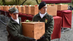 Pogrzeb szczątków osób rozstrzelanych przez Niemców w czasie II w. św. na terenie tzw. Glinnika. Fot. PAP/J. Bednarczyk