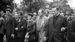 Wizyta Czesława Miłosza (jasny garnitur) w Stoczni Gdańskiej. 17.06.1981 r. Fot. PAP/T. Abramowicz