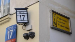 Państwowy Instytut Wydawniczy - tabliczka na ul Foksal. Fot. PAP/J. Kamiński