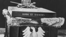 Widok ogólny sarkofagu Władysława Hermana w katedrze Wniebowzięcia NMP w Płocku. Lata międzywojenne. Fot. NAC