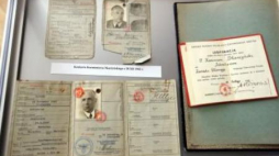Wystawa pamiątek po Kazimierzu Skarżyńskim podczas spotkania w KPRM nt. książki. Fot. PAP/R. Pietruszka