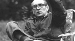 Tadeusz Konwicki podczas realizacji filmu "Dolina Issy". Fot. PAP/W. Rozmysłowicz
