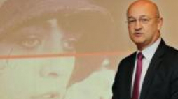Dyrektor Filmoteki Narodowej Tadeusz Kowalski w Archiwum Filmoteki Narodowej. Fot. PAP/R. Pietruszka