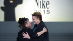 Minister Małgorzata Omilanowska i laureatka Nagrody Literackiej Nike 2015 Olga Tokarczuk. Fot. PAP/J. Turczyk  