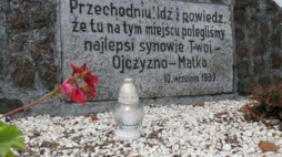 Akcja „Zapal znicz pamięci” 2015. Uczniowie i nauczyciele gimnazjum w Trzemesznie. Pomnik w Niewolnie.Fot.Maciej Adamski