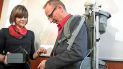 Dr inż.Monika Łój i dr hab.inż.Sławomir Porzucek z AGH ze sprzętem do poszukiwań „złotego pociągu” Fot. PAP/S. Rozpędzik