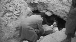 Znalezienie skrzyń zawierających pierwszą część tzw. Archiwum Ringelbluma. 18.09.1946. Fot. PAP/CAF/W. Forbert