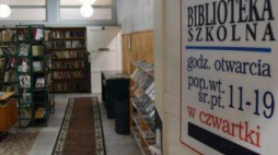 Biblioteka szkolna. Fot. PAP/J. Bednarczyk